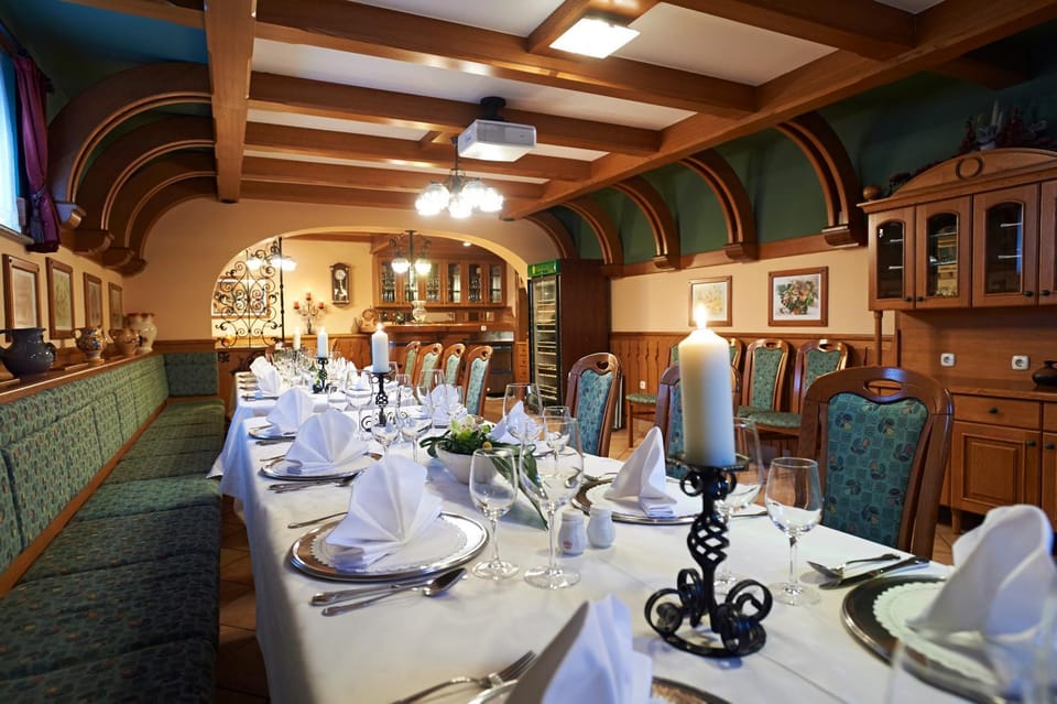 Restaurant/places to eat, Banquet/Function facilities, Dining area