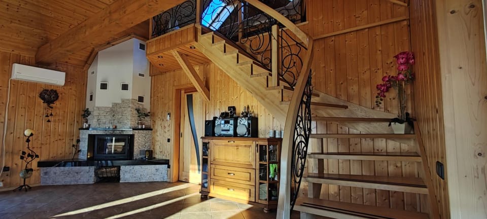 Communal lounge/ TV room, fireplace, air conditioner