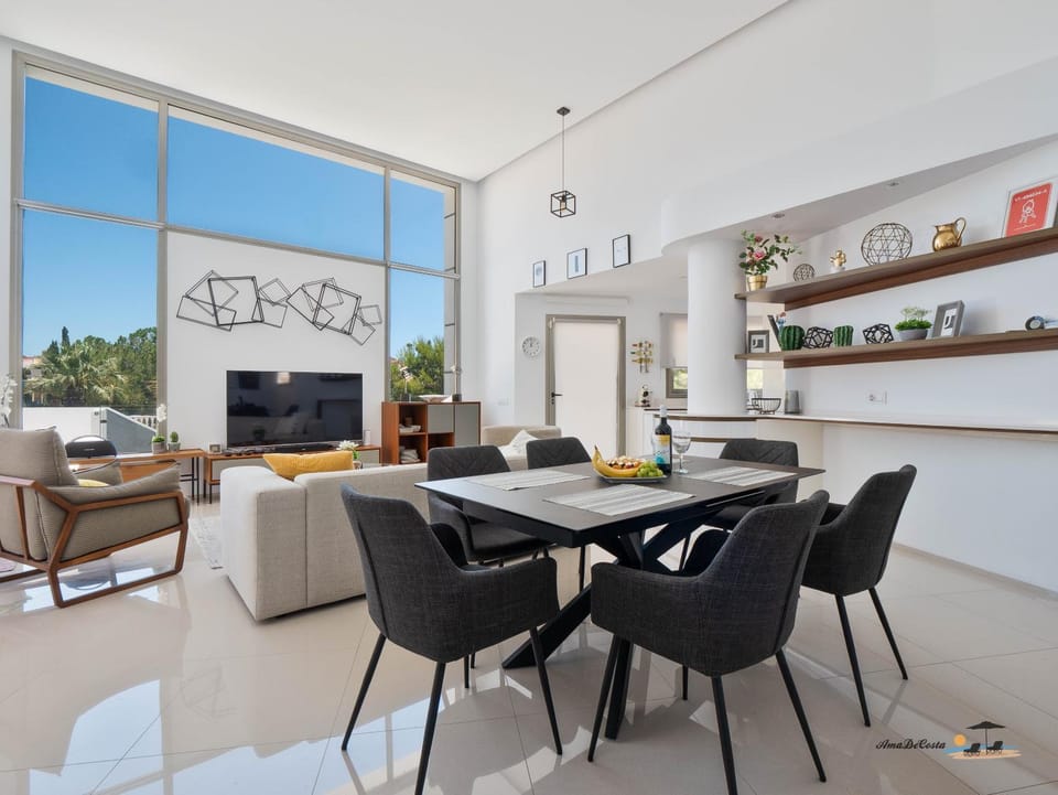 Communal lounge/ TV room, Dining area