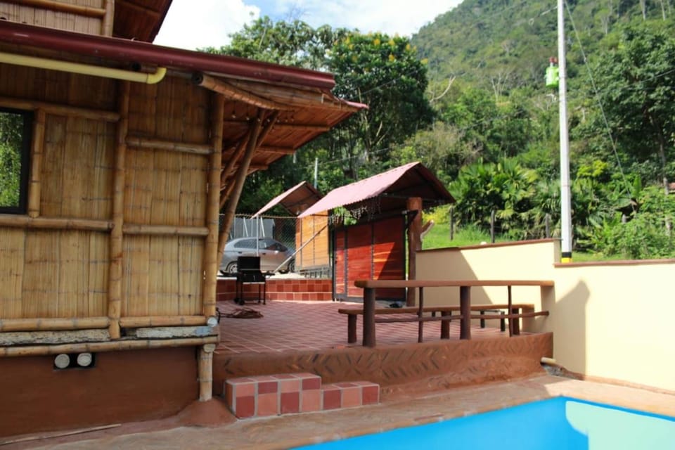 hermosa cabaña villa majo, cuenta con el espectacular rio santo domingo Campground/ 
RV Resort in Antioquia