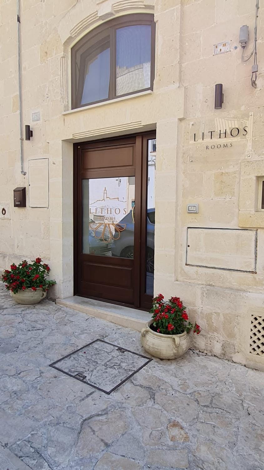 Property building, Facade/entrance, Property logo or sign