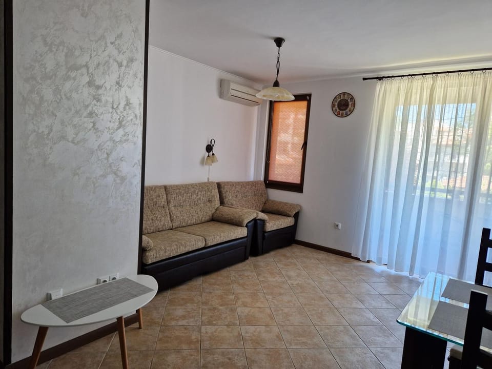 Living room, Seating area, air conditioner