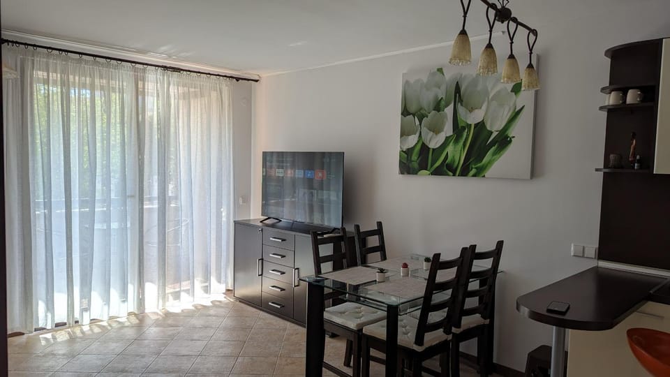 TV and multimedia, Living room, Seating area, Dining area