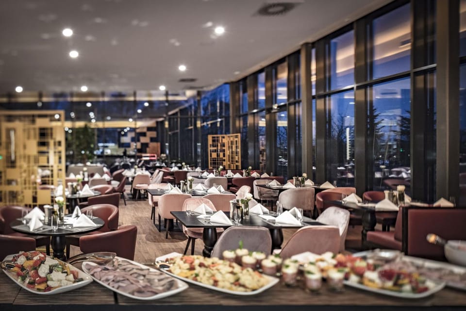 Shopping Area, Buffet breakfast