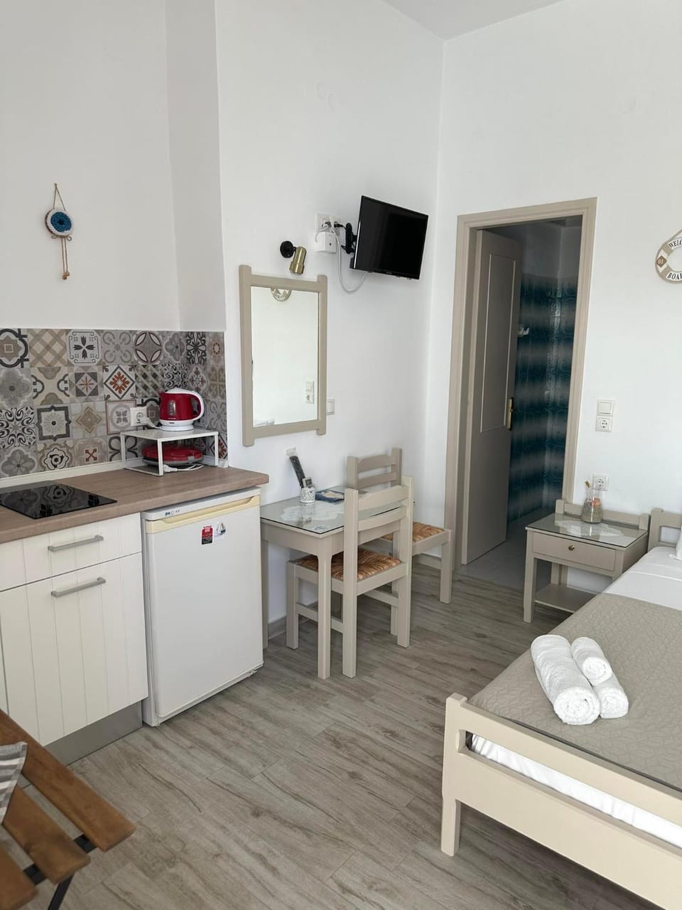 Bed, TV and multimedia, Photo of the whole room, Dining area, stove