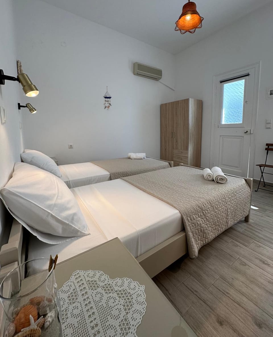Bed, Photo of the whole room, Bedroom, towels, wardrobe, air conditioner
