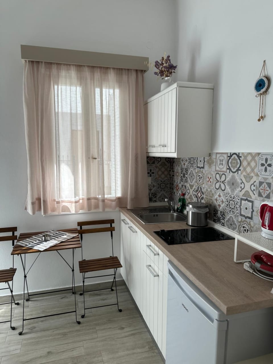 Coffee/tea facilities, Kitchen or kitchenette, Seating area, Dining area, stove, kitchen