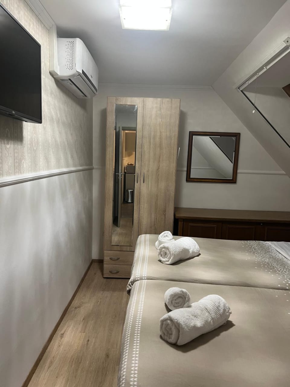 Bed, Bedroom, air conditioner