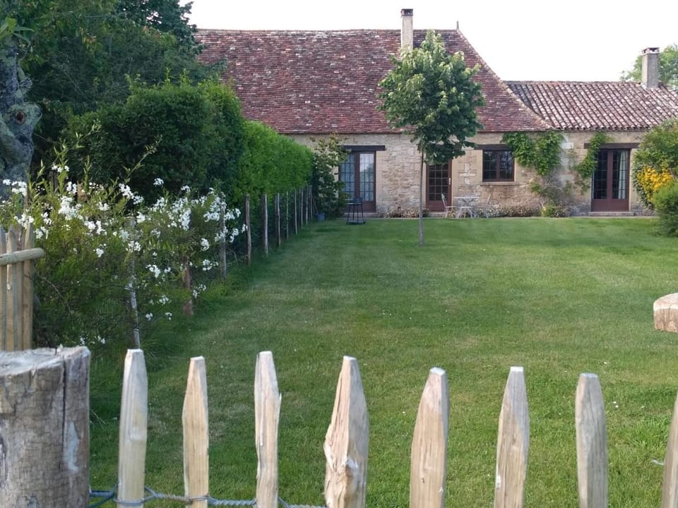 Charmante Maison de Campagne avec Jardin Clôturé, Cheminée et Wi-Fi Proche de la Dordogne - FR-1-616-150 House in Occitanie