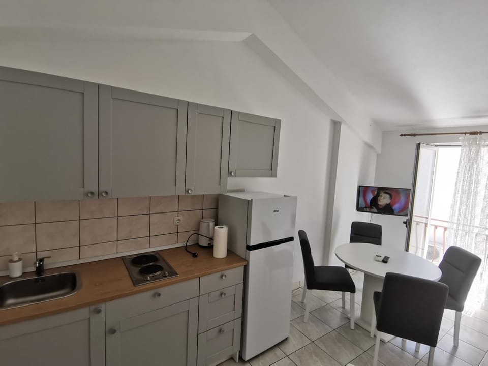 Kitchen or kitchenette, Dining area, stove