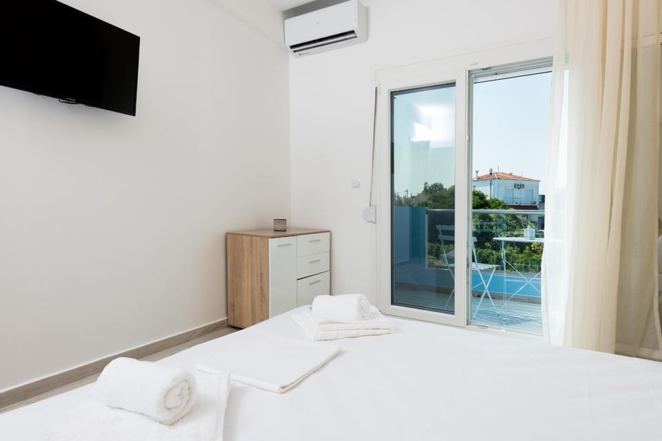 Bed, TV and multimedia, Balcony/Terrace, Bedroom