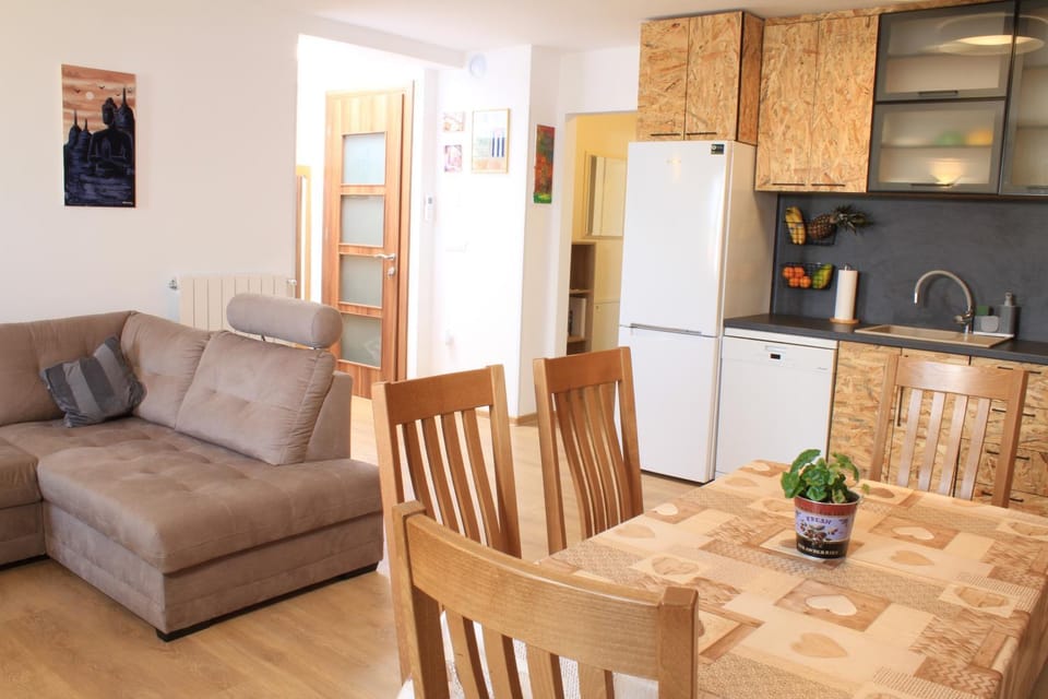 Kitchen or kitchenette, Living room, Seating area, Dining area