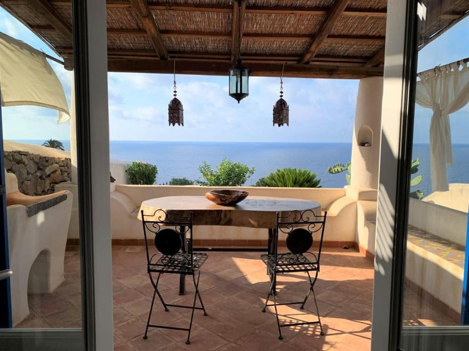 La Resilienza - Villetta Eoliana sul mare, in centro a Malfa Villa in Sicily
