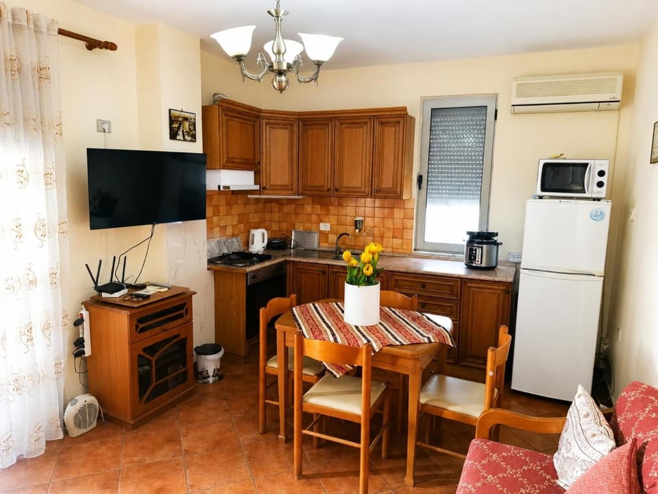 TV and multimedia, Coffee/tea facilities, Kitchen or kitchenette, Living room, Seating area, Dining area, minibar, oven, stove, air conditioner