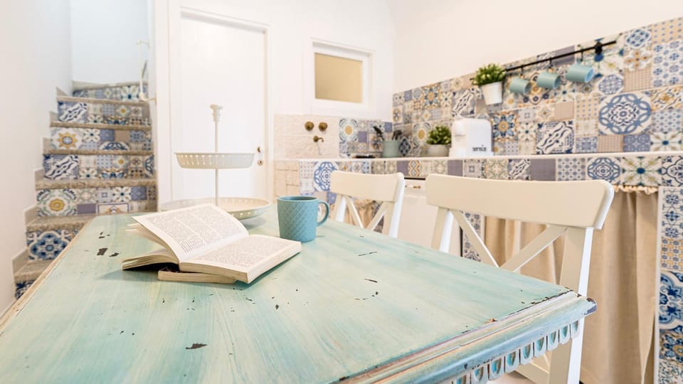 Kitchen or kitchenette, Photo of the whole room, Dining area