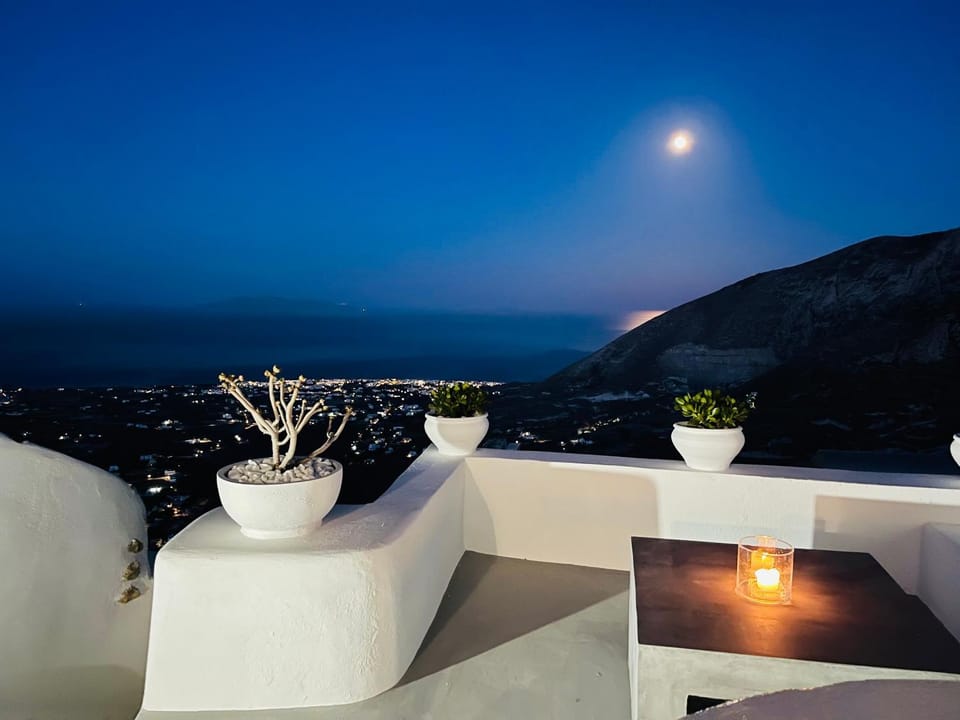 Night, Natural landscape, View (from property/room), Balcony/Terrace, Seating area, Mountain view, Sea view
