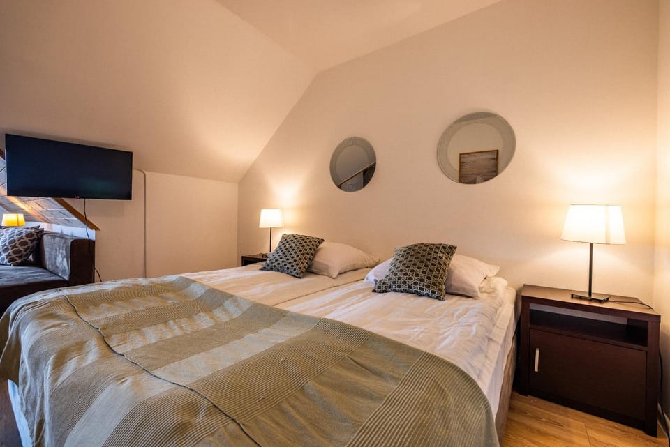 Bed, TV and multimedia, Photo of the whole room, Bedroom