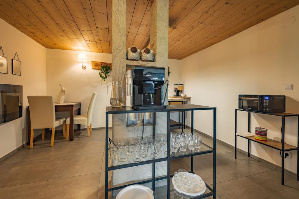 Coffee/tea facilities, Kitchen or kitchenette, Dining area, oven, toaster