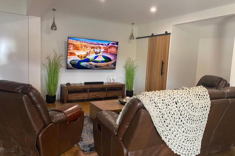 Communal lounge/ TV room, TV and multimedia, Living room, Seating area, Evening entertainment