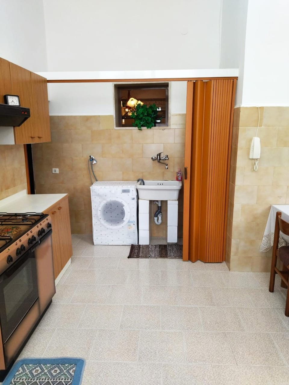 Kitchen or kitchenette, washing machine