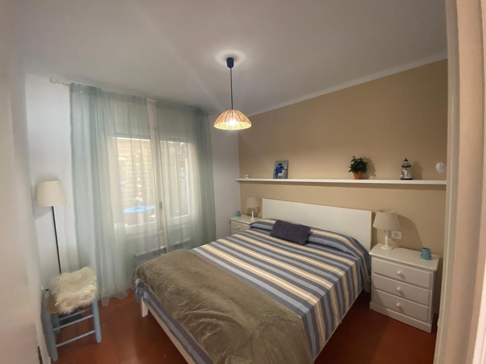 Bed, People, Bedroom, On site