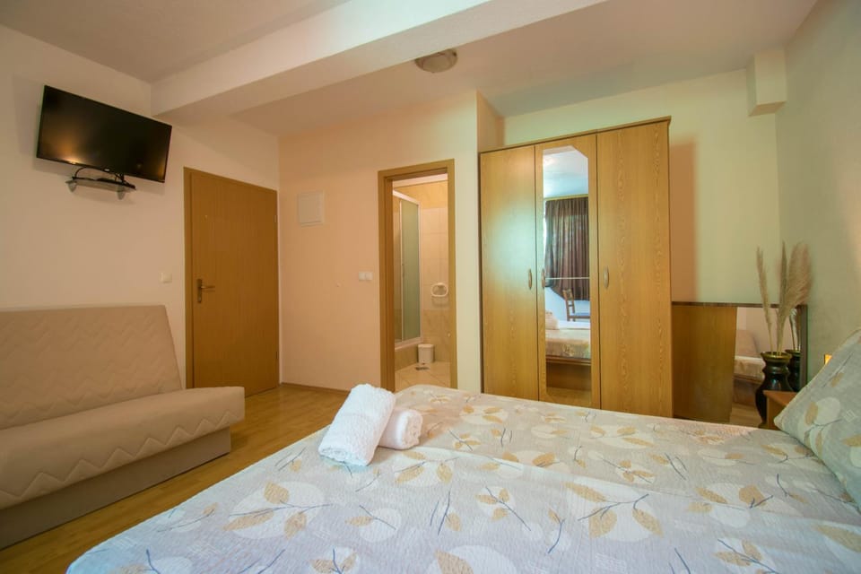 Communal lounge/ TV room, Bed, TV and multimedia, Photo of the whole room, Bedroom