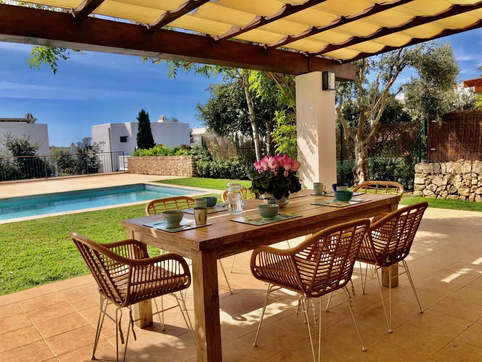 Patio, Day, Garden, Dining area, Garden view, Pool view, Swimming pool, sunbed