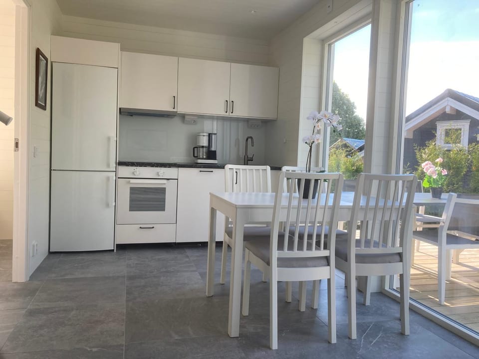 Coffee/tea facilities, Dining area, dishwasher, minibar, pet friendly, stove, kitchen