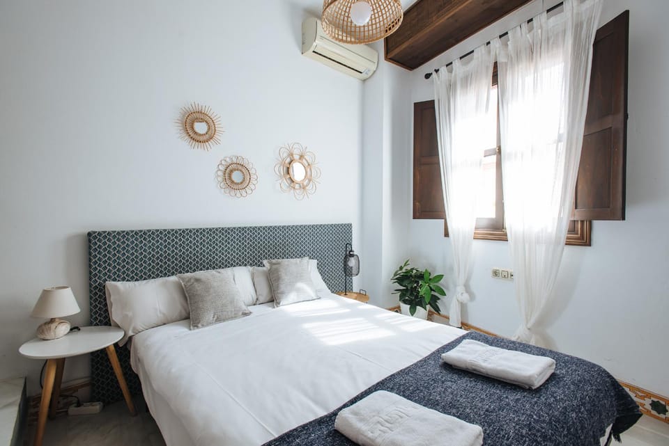 HomeySeville-Preciosa Casa Santa Cruz 7Pers Parking Optional Apartment in Seville