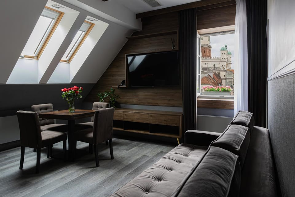 TV and multimedia, Living room, Seating area, City view, City view, Landmark view, Landmark view