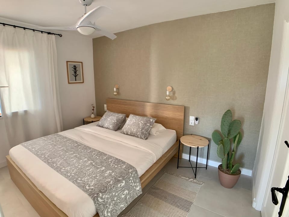 Bed, Photo of the whole room, Bedroom, fireplace