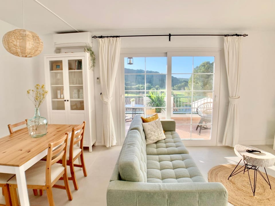 View (from property/room), Living room, Seating area, Dining area