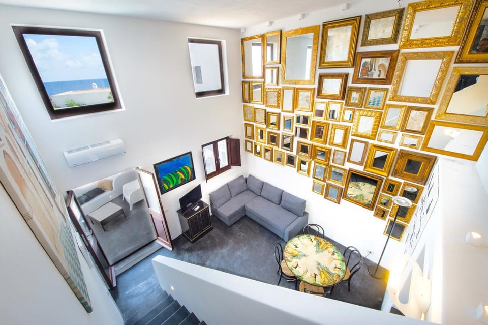 Communal lounge/ TV room, TV and multimedia, Living room, Seating area, Dining area