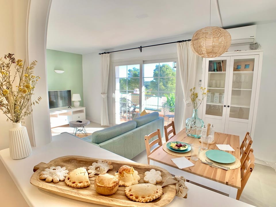 Seating area, Dining area, air conditioner
