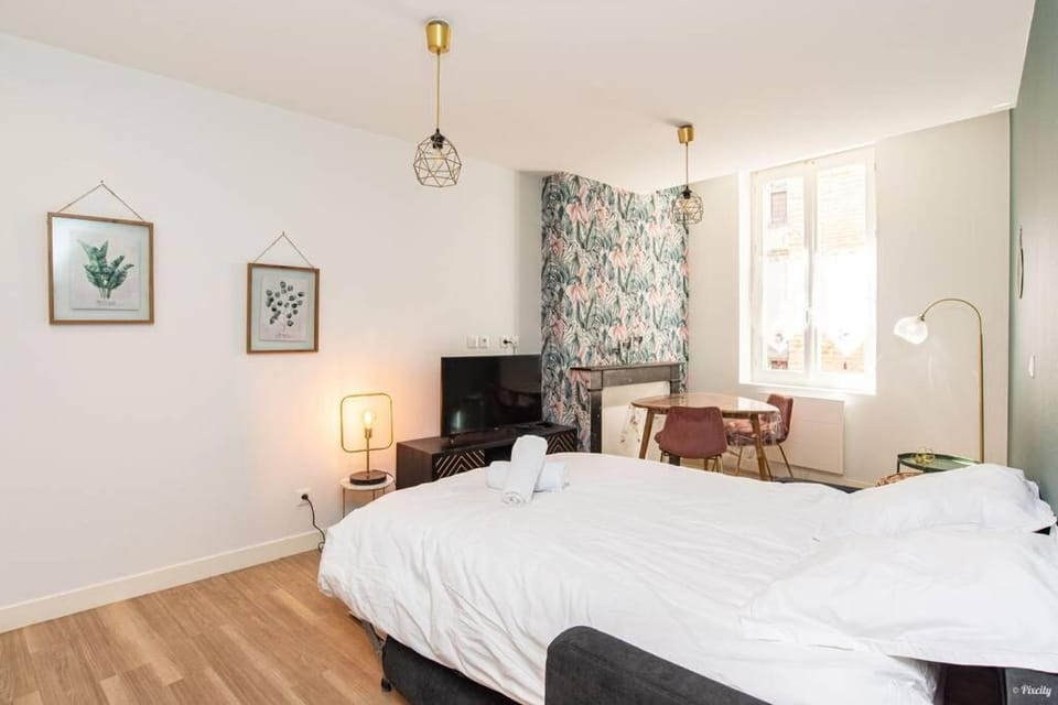Bed, Photo of the whole room