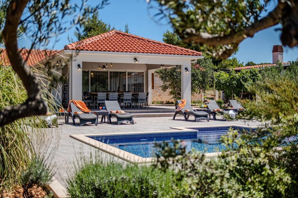Property building, Balcony/Terrace, Garden view, Swimming pool, sunbed