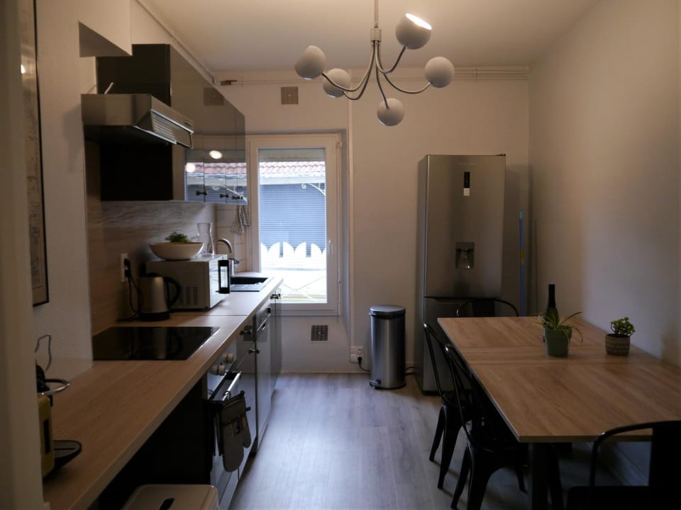 Kitchen or kitchenette, Dining area