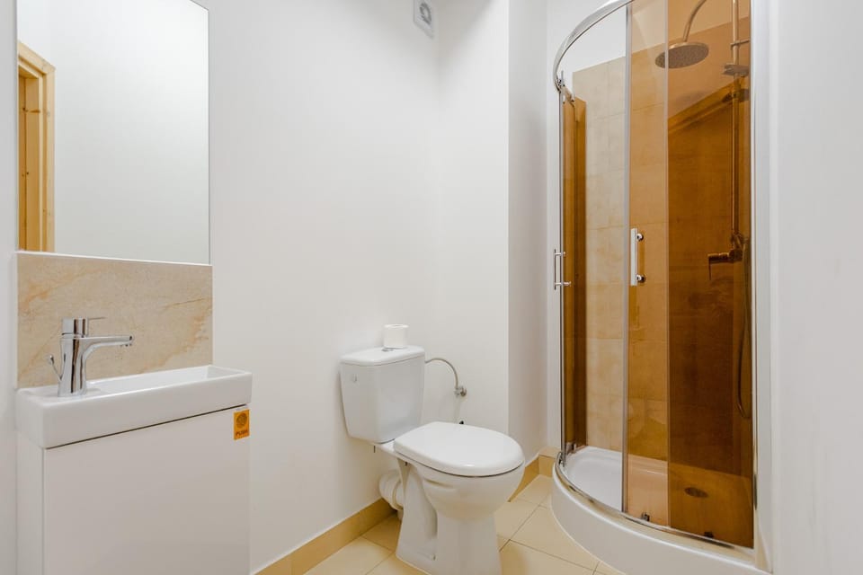 Shower, Toilet, Bathroom, Decorative detail, towels
