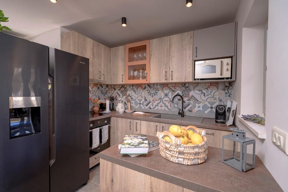 Coffee/tea facilities, Kitchen or kitchenette, Food, oven, stove, toaster