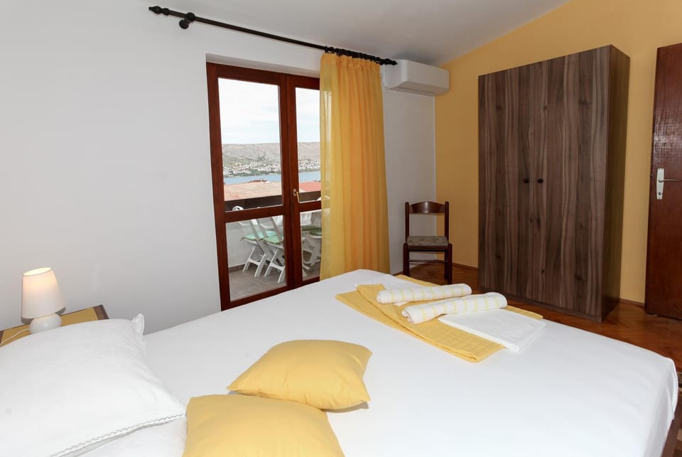 Bed, Photo of the whole room, Bedroom, towels, air conditioner