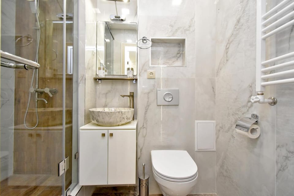 Shower, Toilet, Bathroom, towels
