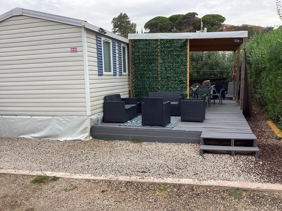 Linge literie et toilette fournis, un grand confort, à côté ou à 5 minutes des piscines tous 3 chambres grande terrasse couverte Campground/ 
RV Resort in Fréjus