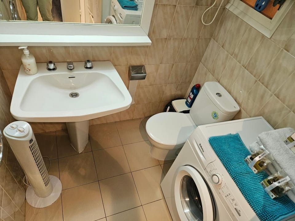 Toilet, Bathroom, towels, washing machine