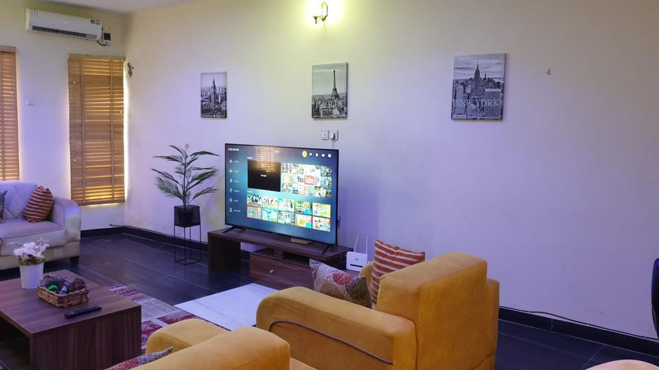 Communal lounge/ TV room, TV and multimedia, Living room, Seating area, Evening entertainment