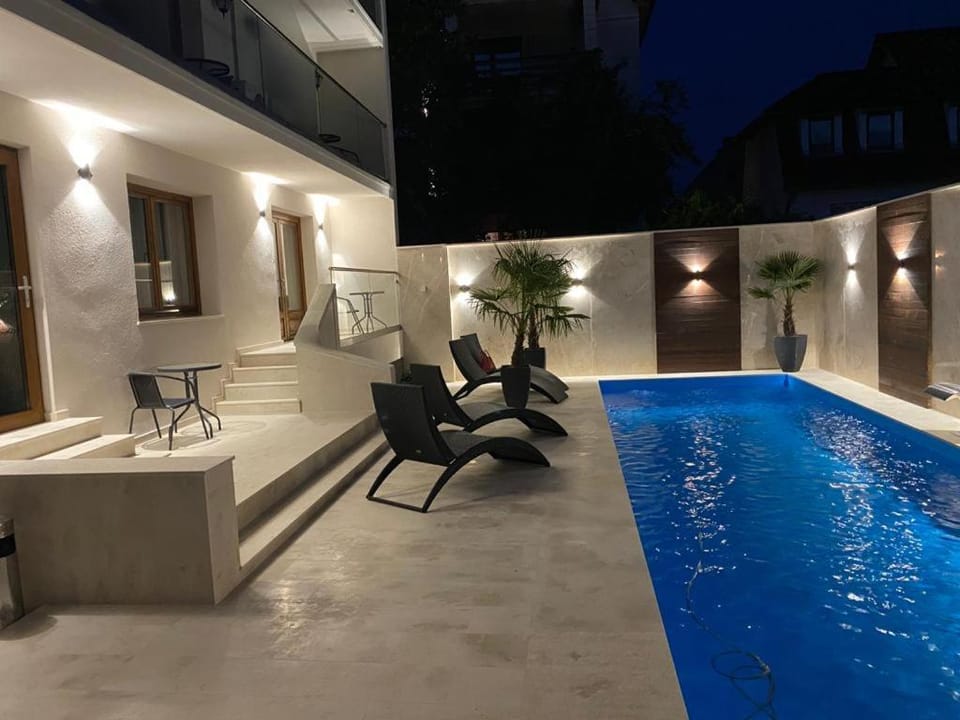 Seating area, Swimming pool, Swimming pool
