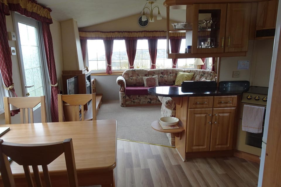 Kitchen or kitchenette, Living room, Dining area, oven