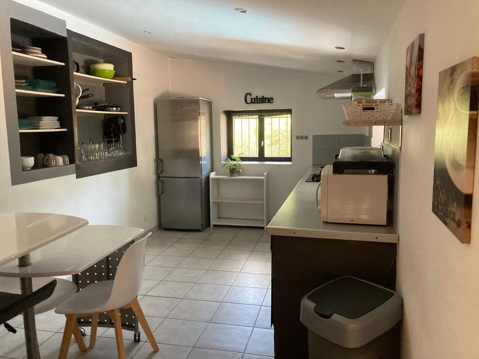 Kitchen or kitchenette, Dining area, dishwasher, minibar, pet friendly, stove
