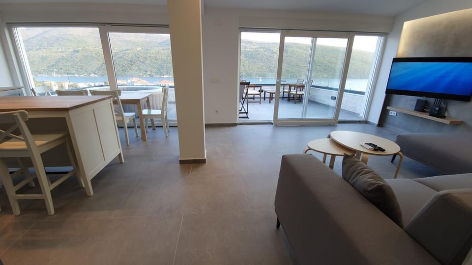 TV and multimedia, Kitchen or kitchenette, Living room, Seating area, Dining area