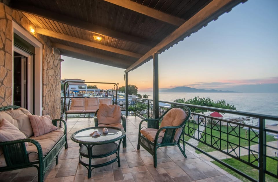 Natural landscape, View (from property/room), Balcony/Terrace, Seating area, Dining area, Sea view