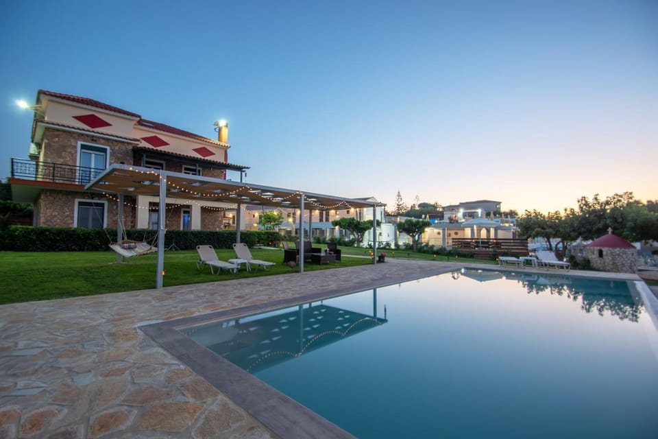 Property building, Swimming pool, sunbed